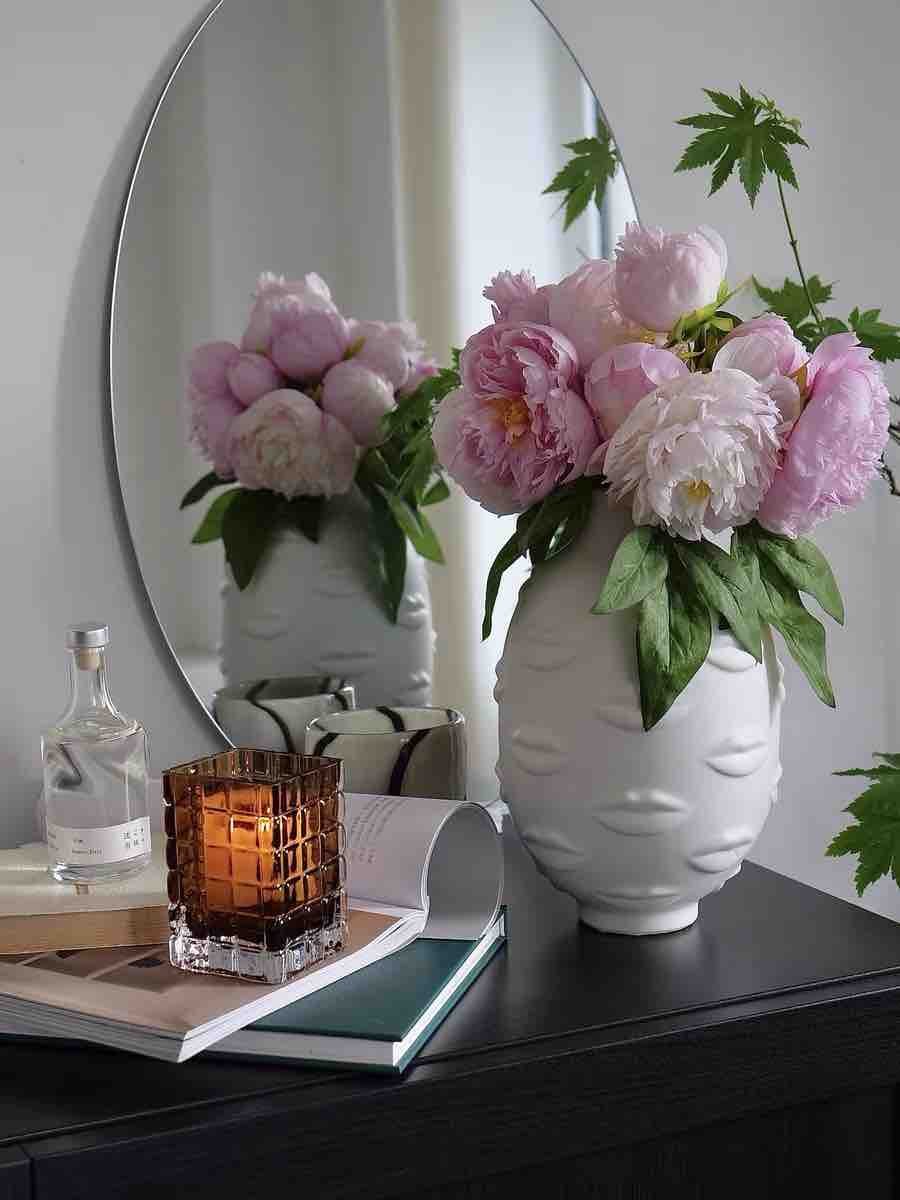 Lip Vase - Modern Abstract Decorative Ceramic Flower Centerpiece Vase - Image 5